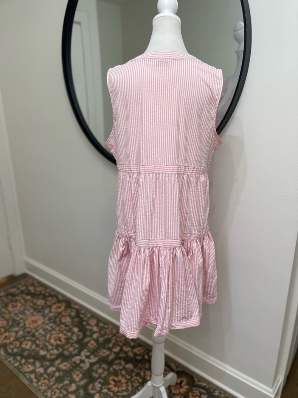 Vineyard Vines Tiered Seersucker Dress. Size Large - Picture 4 of 5